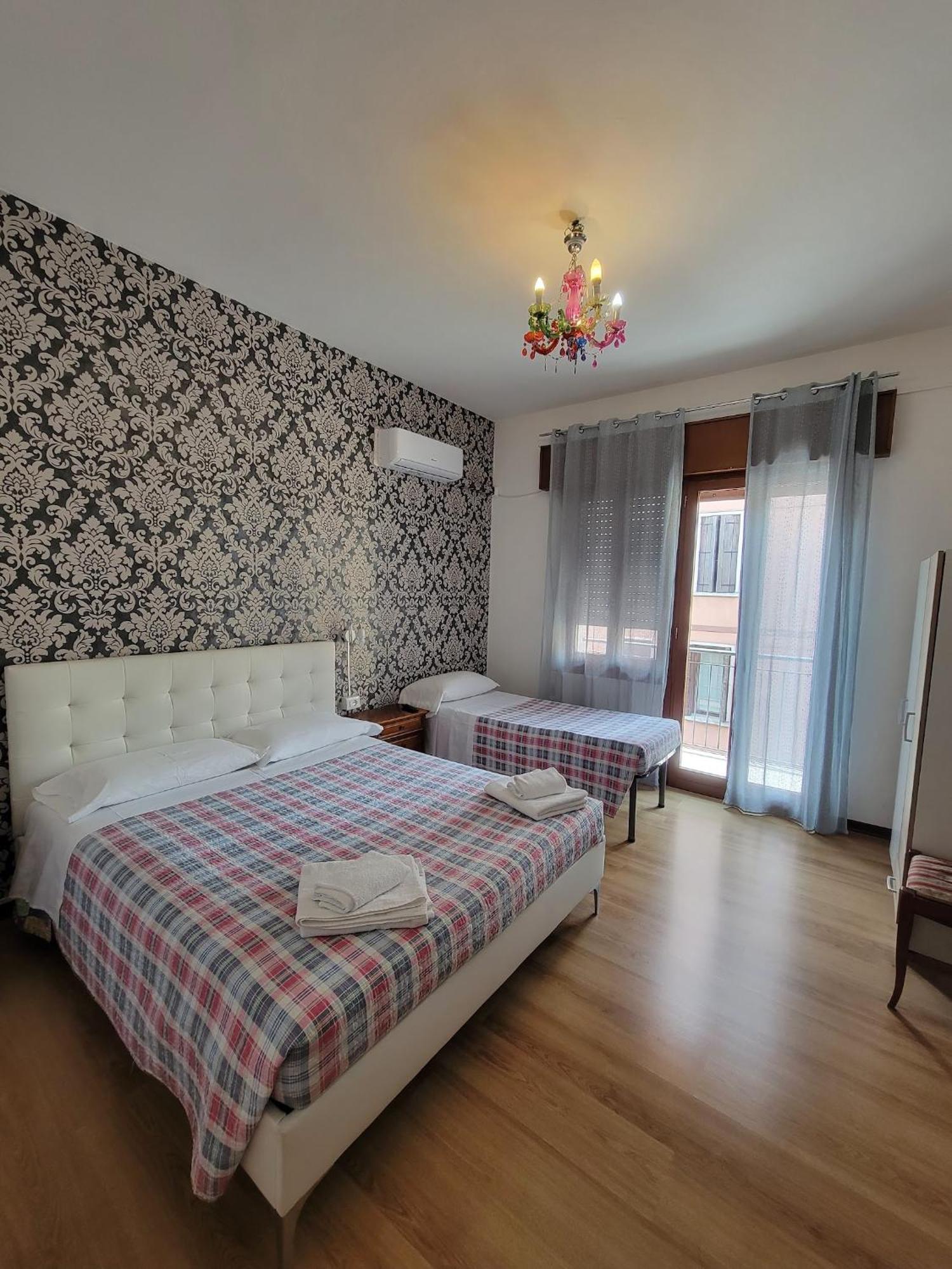 Chambre Triple avec Salle de Bains Privative Séparée